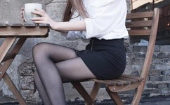 女生迈开腿让男生打扑克